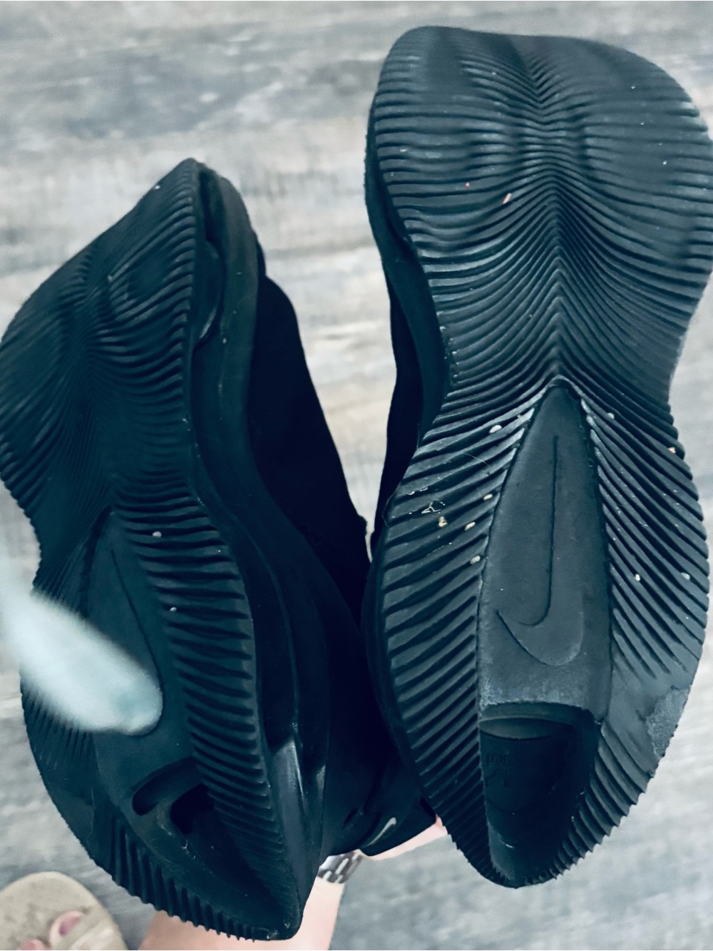 Nike Men's All-Black Low-Profile Athletic Trainers - Picture 9 of 13